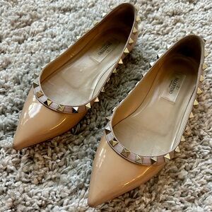 Valentino Garavani Rockstud ballerina in patent nude leather sz5